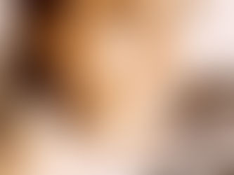 Massage du cuir chevelu avec des huiles speciales.