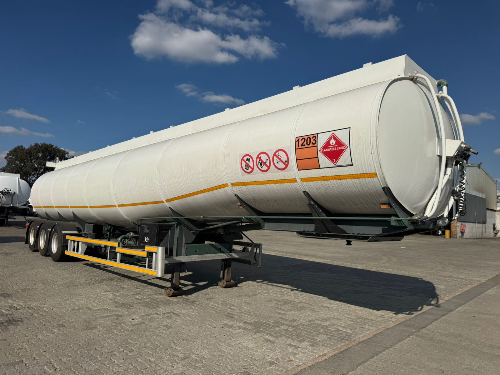 2010 GRW 5000 LT TRI-AXLE FUEL TANKER