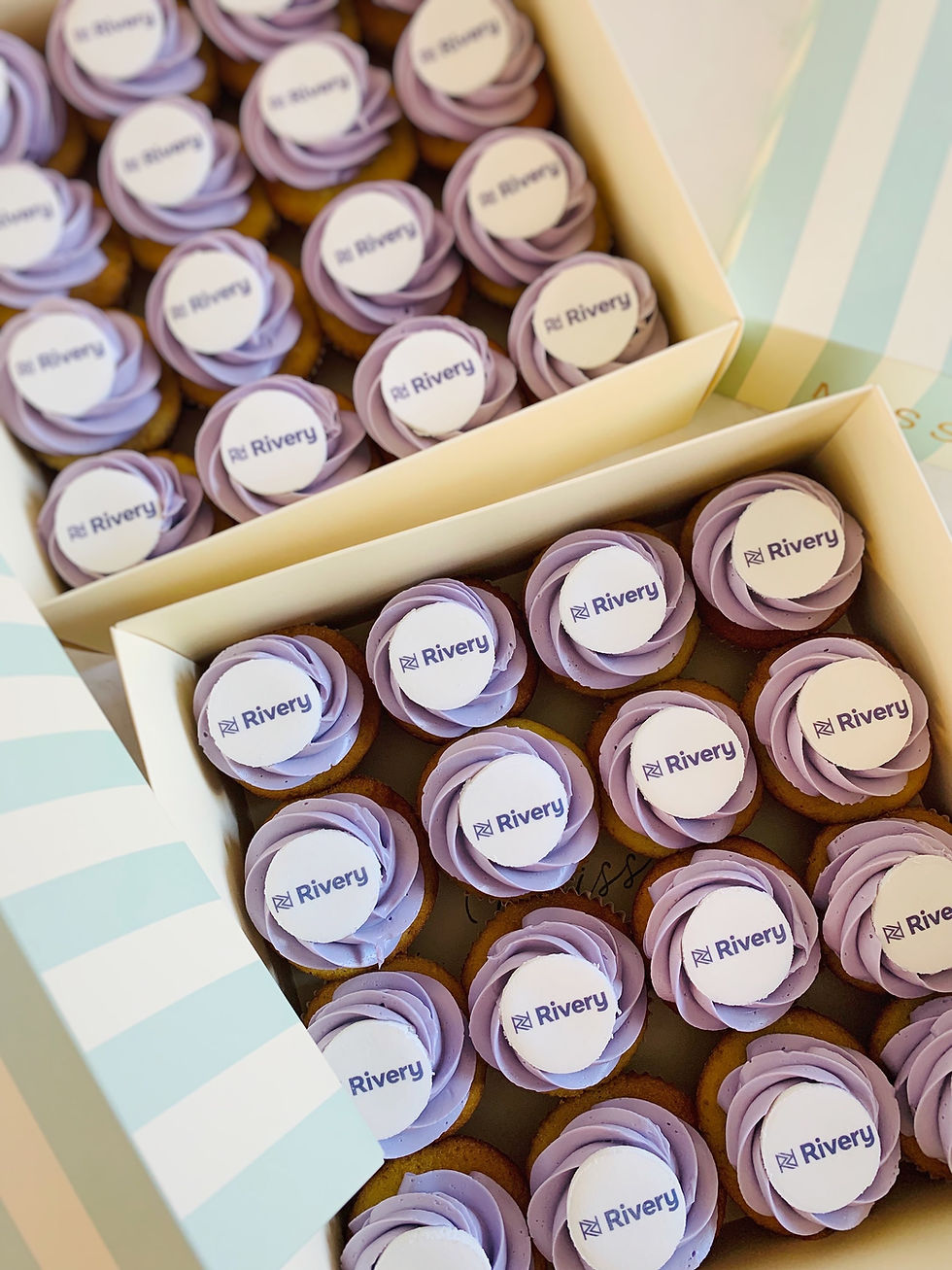 תמונה ממוזערת: קאפקייקס ממותגים עם לוגו