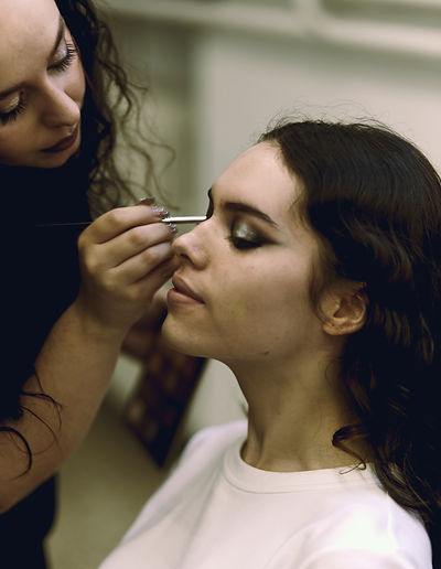 Giulia trucca una modella