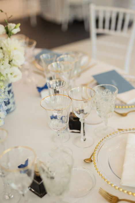 Menaje de mesa en tonos dorados y elegantes para boda de destino en España