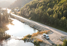 Kemperis prie upės gamtos apsuptyje - stovėjimo vieta