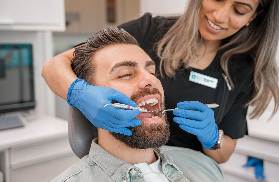 Dentista tratando paciente