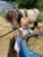 Kleinkind mit Pony
