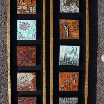 gespachtelte Metall-Oxidationsbilder auf Leinwand in schwarzem Schattenfugenrahmen mit Goldkrakeleerand