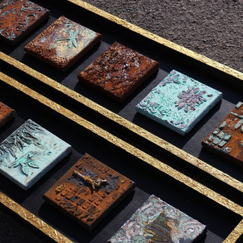gespachtelte Metall-Oxidation in schwarzem Schattenfugenrahmen mit Goldkrakeleerand