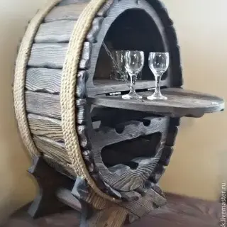 Дървен бар с две чаши вино вътре, античен дизайн във формата на бъчва .