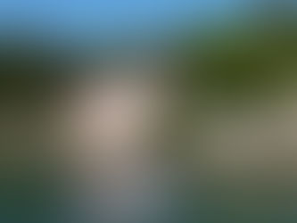 C'est une maison rose adossée à la colline. On y vient à pied...