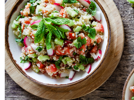 Salade de quinoa, tomates, concombre aux herbes fraiches