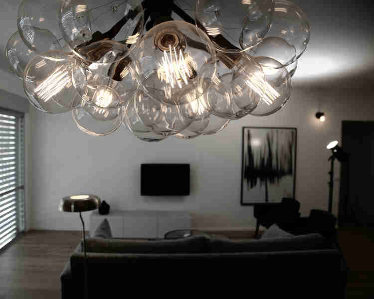 תקריב של מנורת קיר מעוצבת