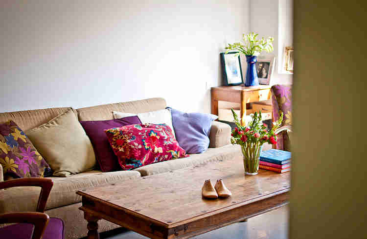 סלון מעוצב עם צבעי סגול ופוקסיה