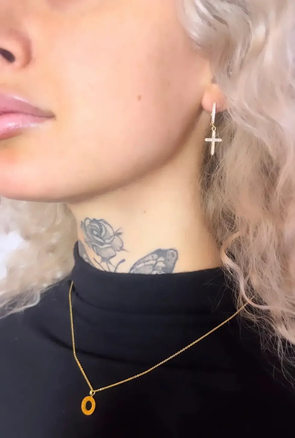 Glittrande Kors - Örhängen i Guld av Lilies – en symbol för tro och stil, perfekta för varje tillfälle.