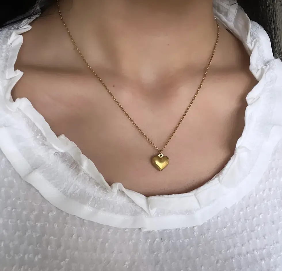 Thumbnail: Elegant Hjärta Halsband – Guldpläterad i Rostfritt Stål