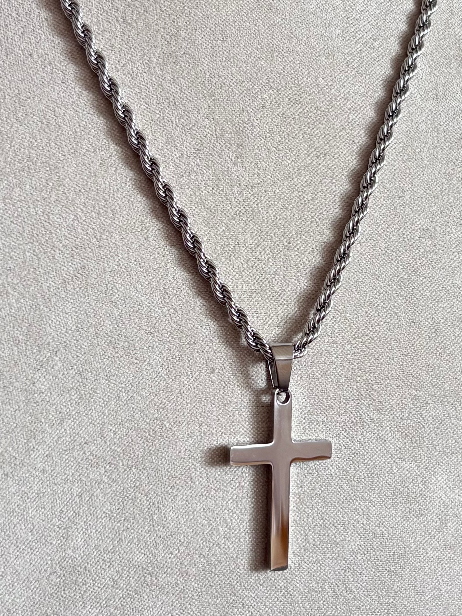 Silverkorset - Silverpläterat Halsband i Rostfritt Stål