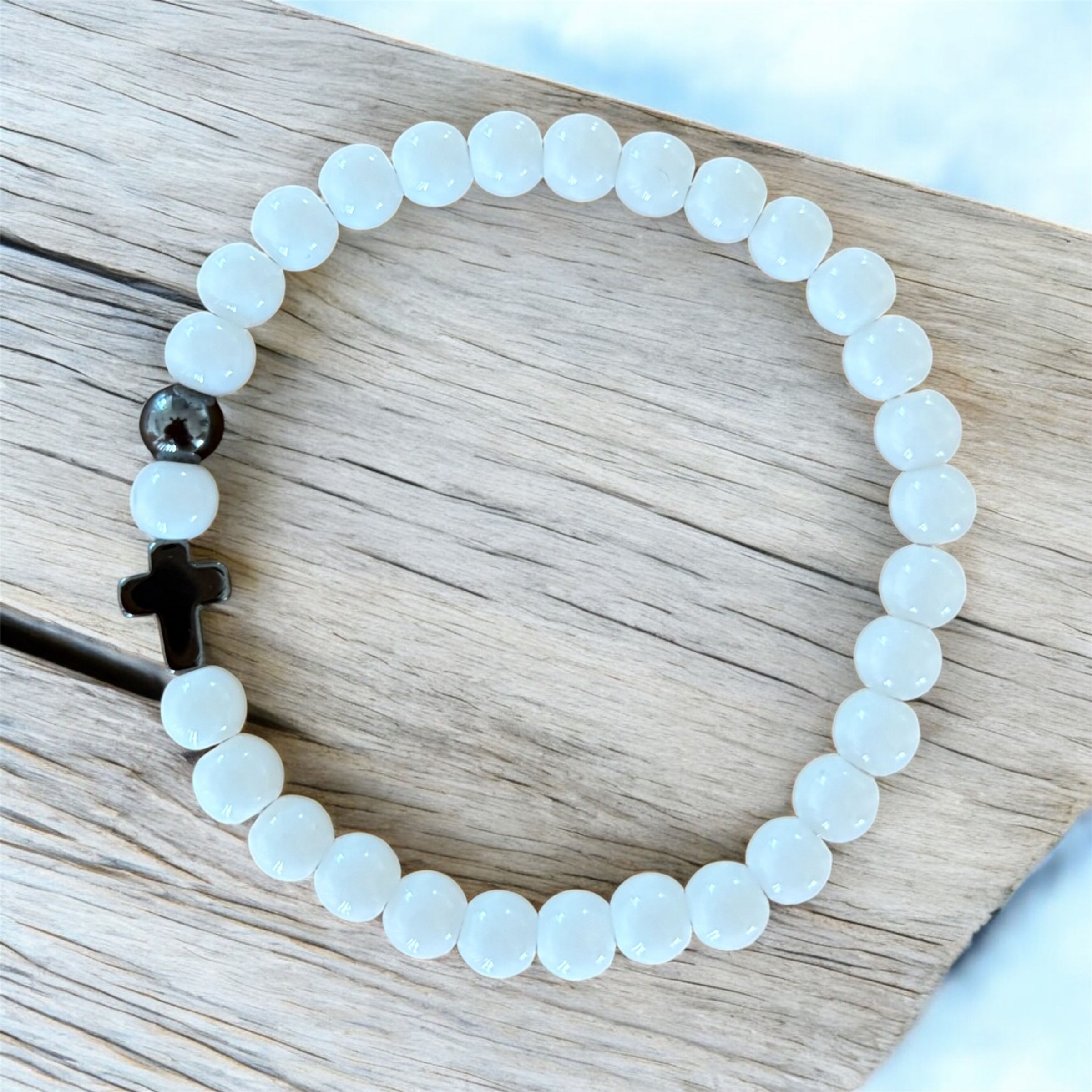 Vit Kors Pärlarmband 