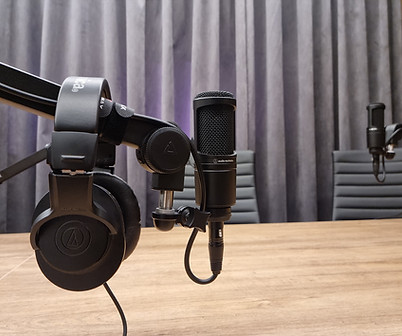 Microfone e Fone Technica AT2020 equipamento profissional para gravação de áudio e podcast.