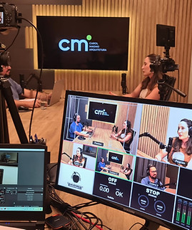 Transmissão ao vivo de podcast em estúdio especializado localizado em São Paulo.