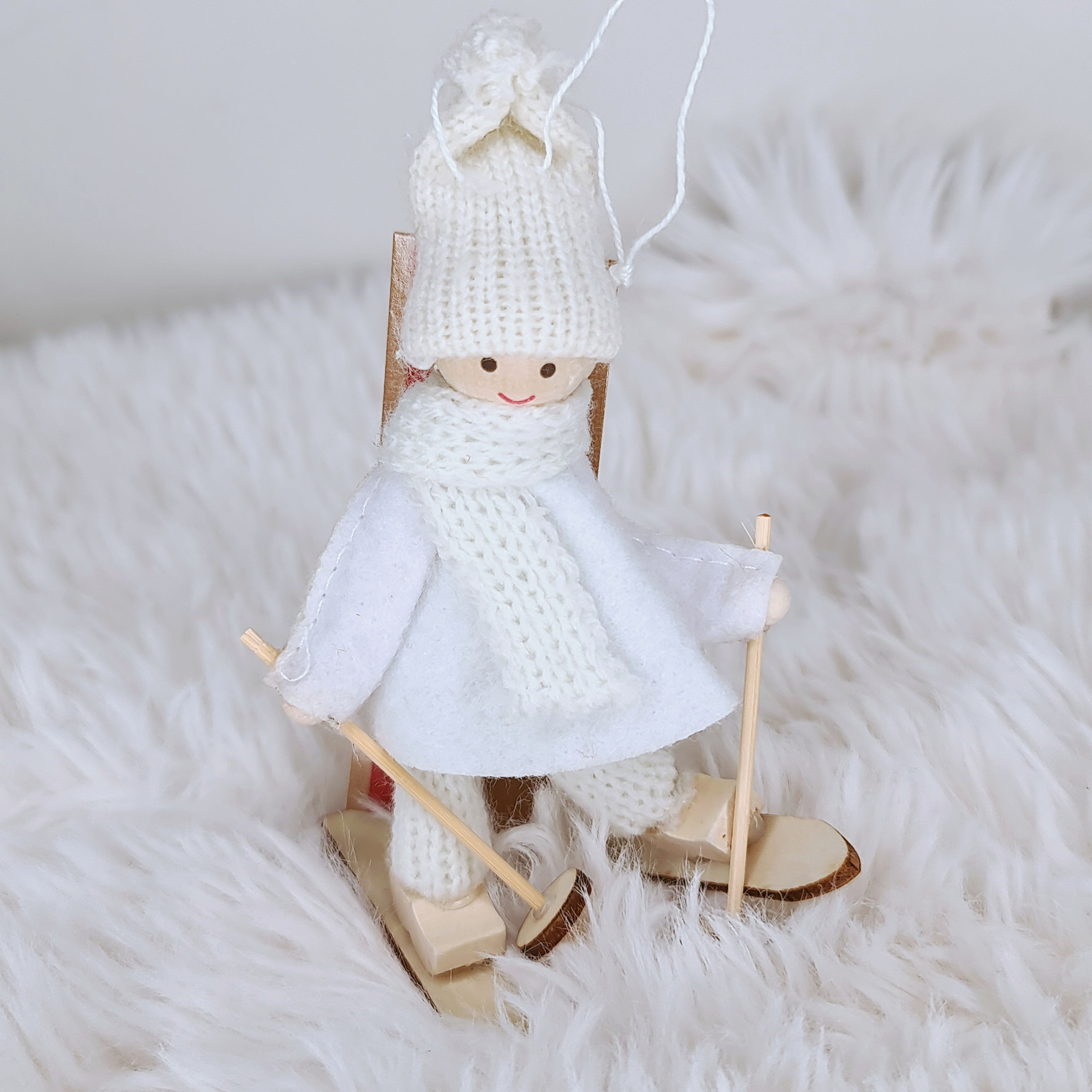 110724 Ange sur ski blanc