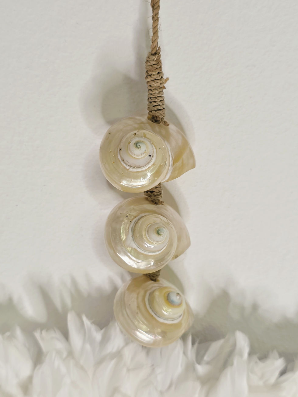 Miniature : Juju Hat blanc — plumes naturelles fait main Maroc Ø30 (médium)