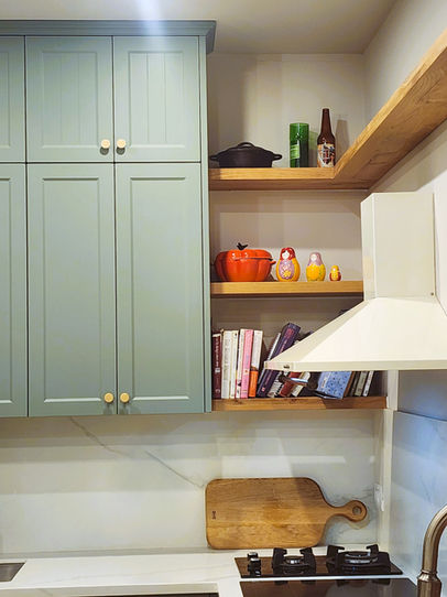 מדפי עץ במטבח כפרי מרווה