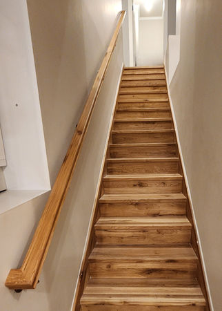 מעקה עץ אלון