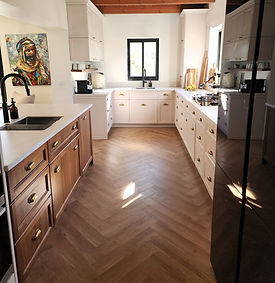 מטבח פולימר בהיר בשילוב עץ אגוז מלא