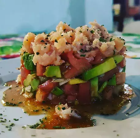 Tartar de aguacate, salmón ahumado y tomate, lo más refrescante y saludable para el verano, en Casa López.