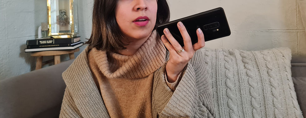 Hola, soy Anii y escucho mis voicenotes después de mandarlos. - Respuesta a coro: "Holaa Aniii".