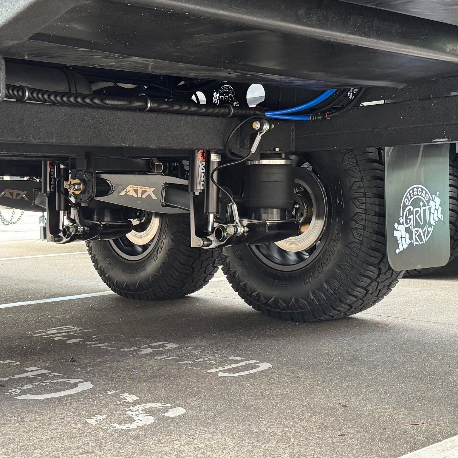 Tandem independent suspension with airbags