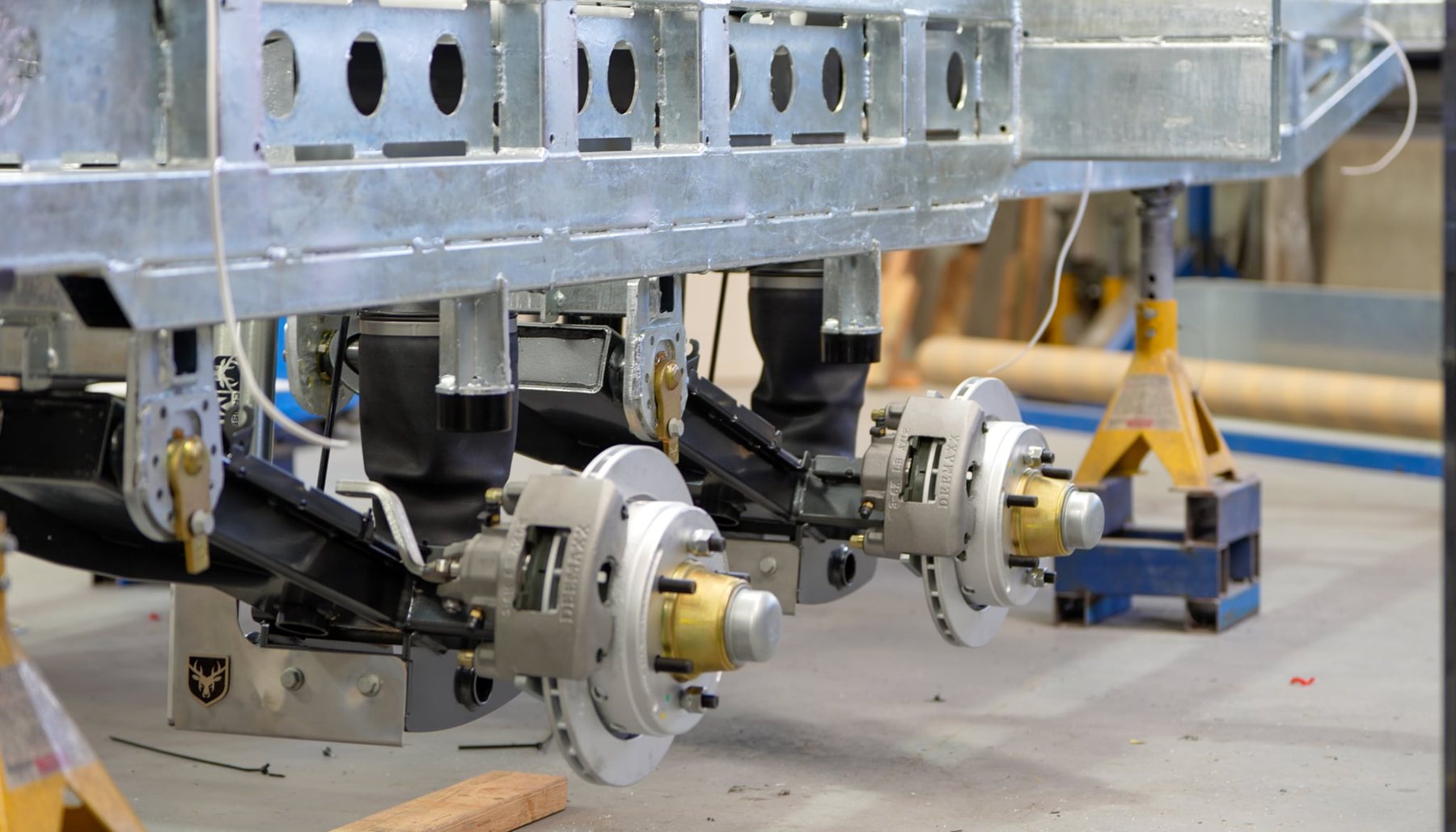 Independent suspension and disc brakes on a galvanised chassis
