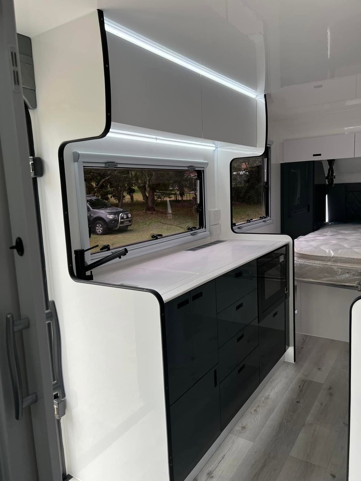 Black gloss cabinetry