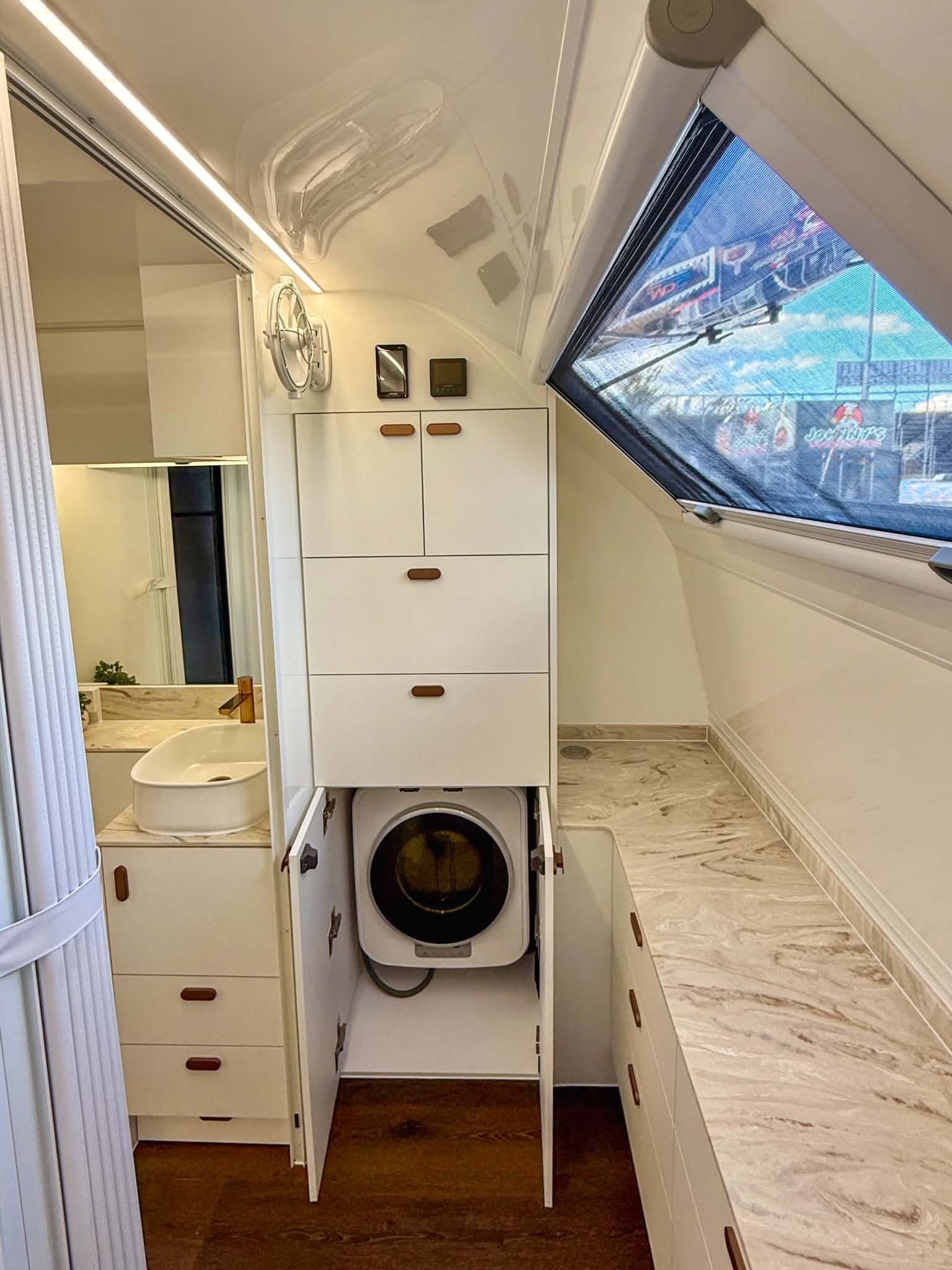 Front storage with the washing machine