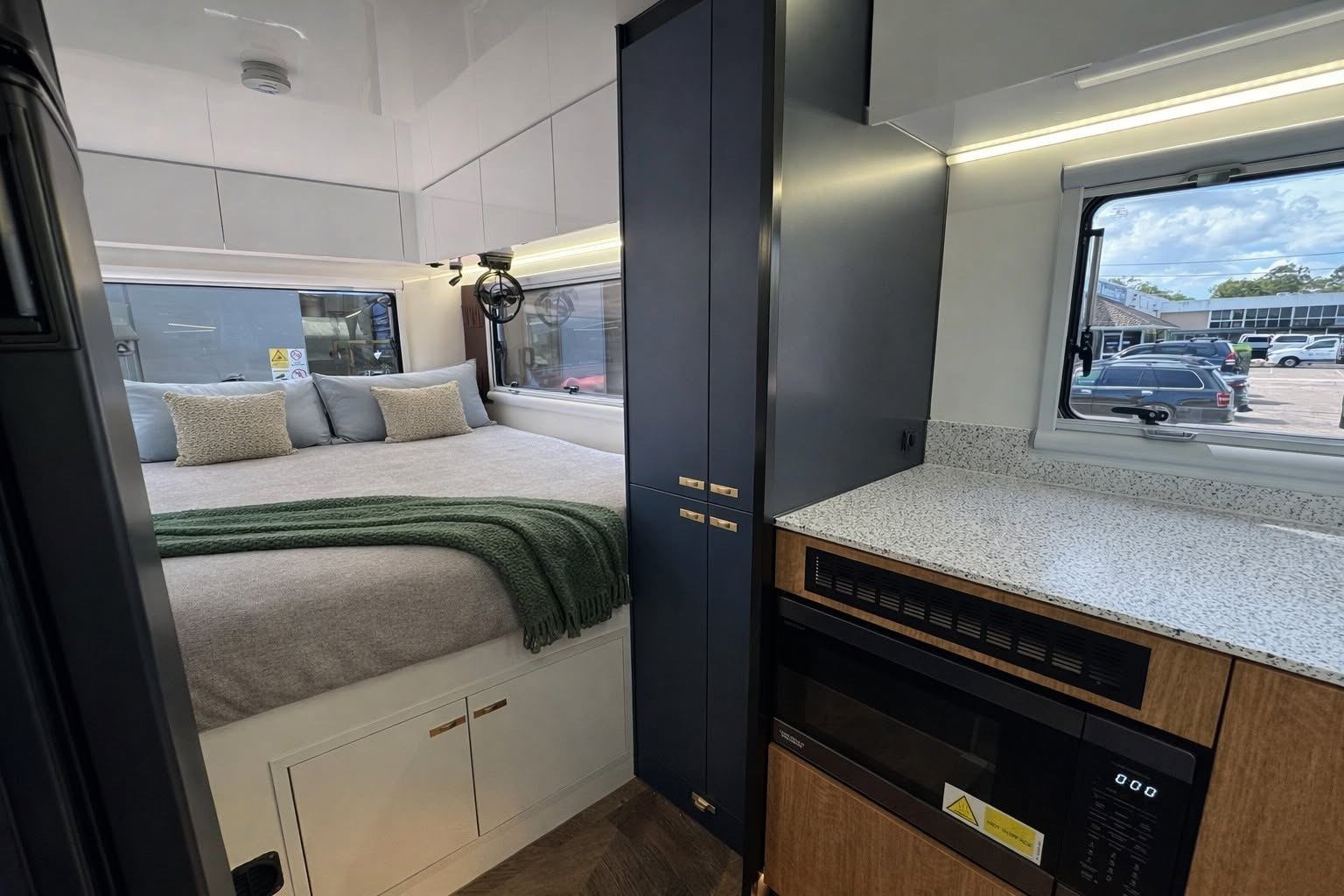 Bedroom and oven in timber and navy