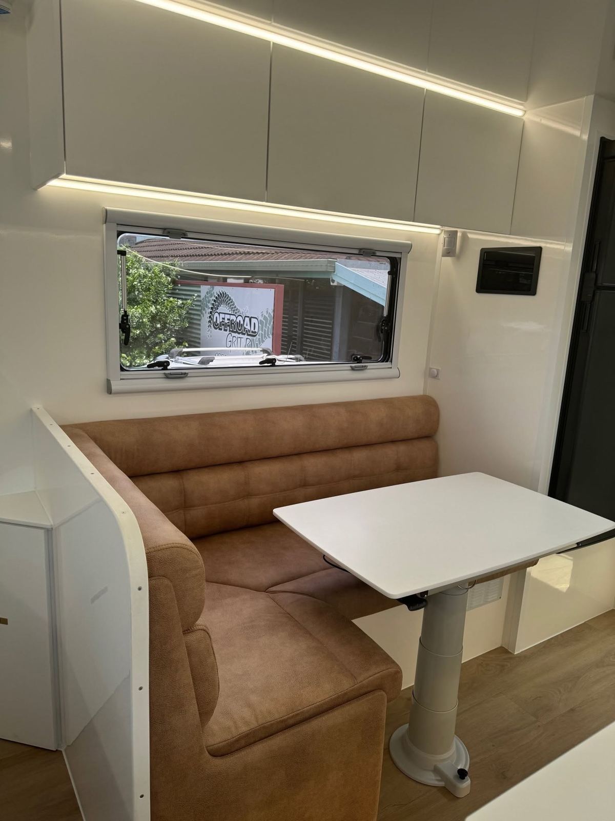 Tan café dinette