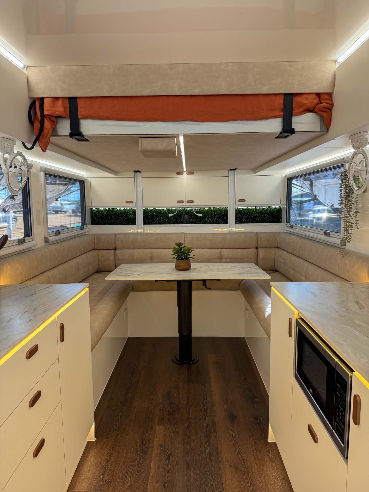 Dinette, bed stowed