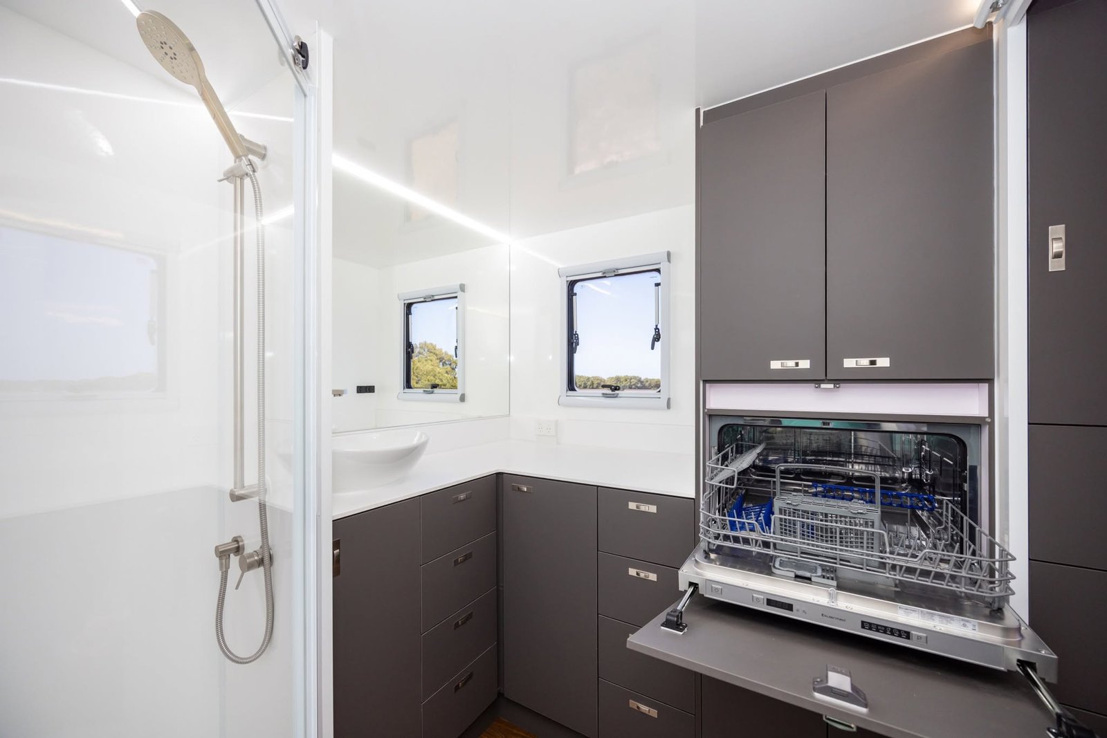 Ensuite with a pull-out dishwasher