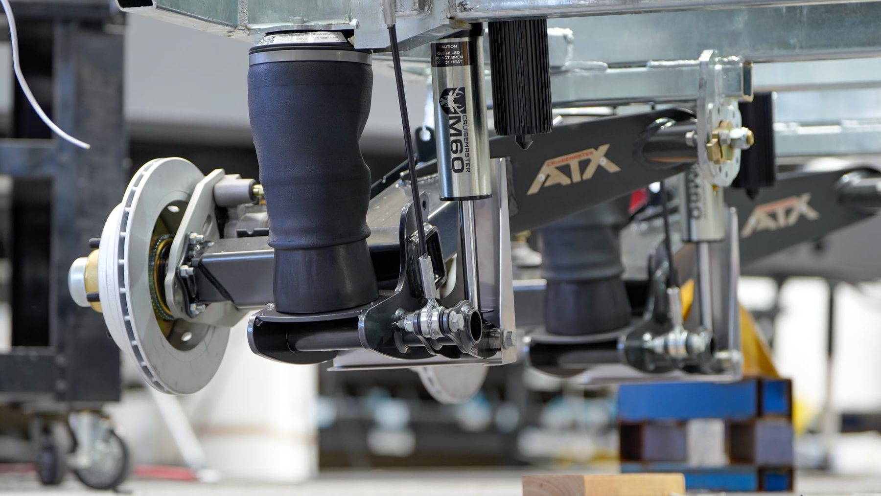 Airbag independent suspension with disc brakes