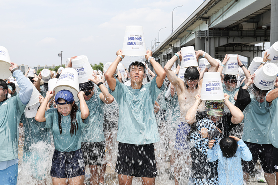 "이건 기적을 만드는 물벼락" 가수에 국대까지 600명 뭉친 사연 [출처:중앙일보]