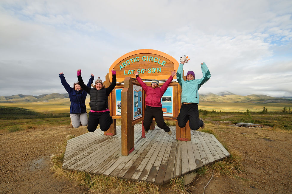 Freudensprünge am Arctic Circle.