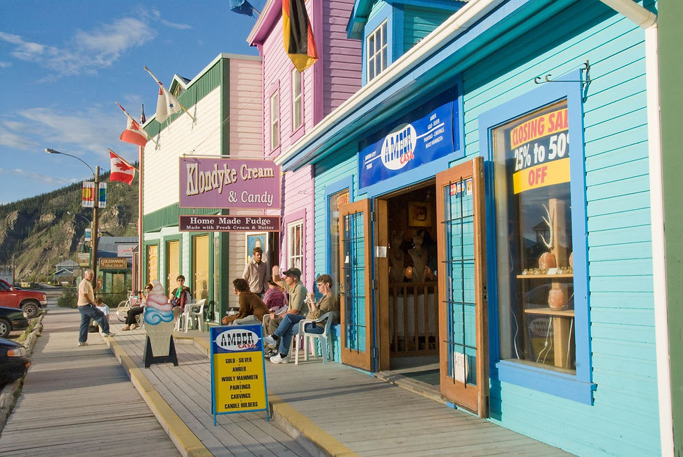 Die bunten Häuserzeilen in Dawson City erinnern an längst vergessene Tage.