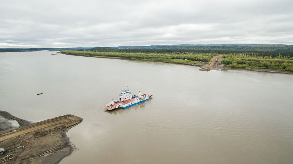 Bei Fort McPherson wird er Peel River mit einer Autofähre überquert.
