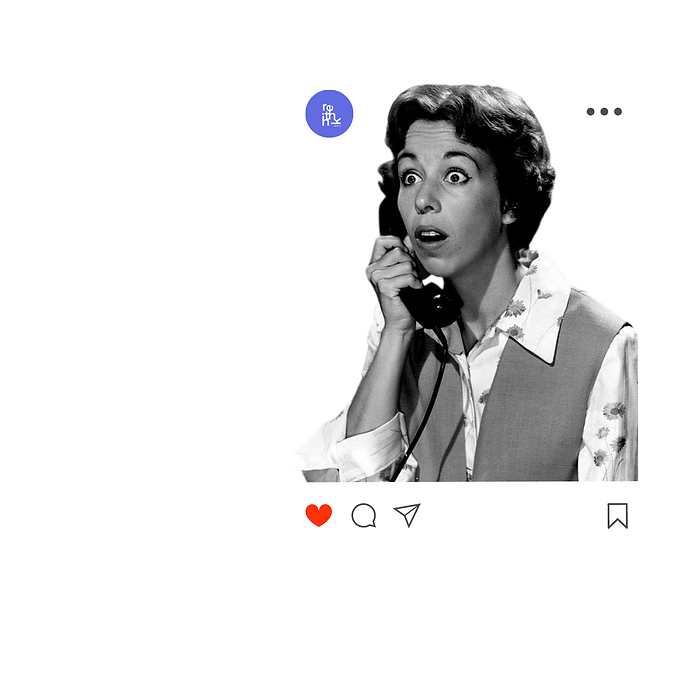 senhora espantada a falar ao telefone