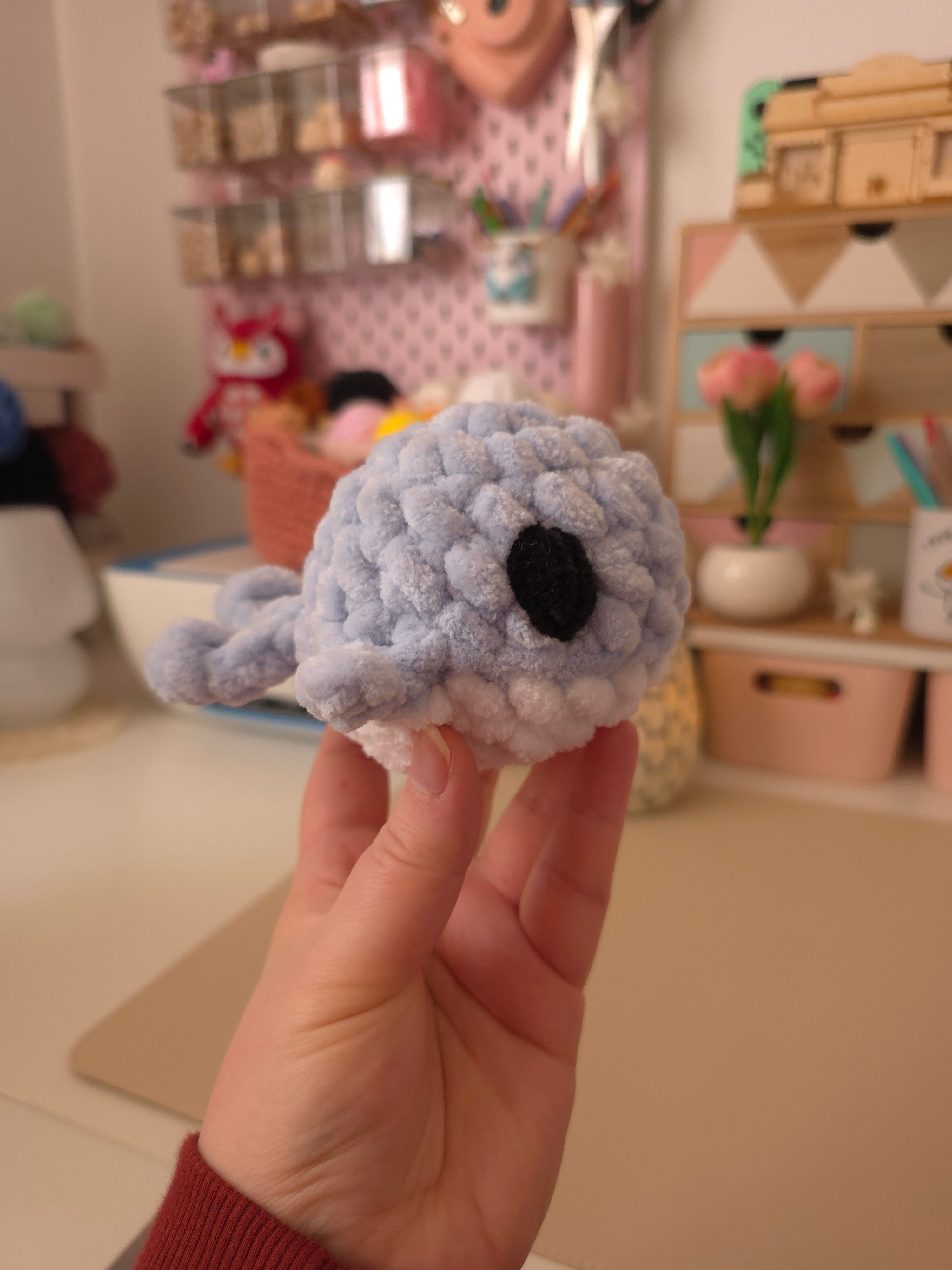 Bébé baleine (yeux brodés)