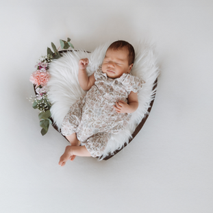 Newbornfotografie Baby liegt im Herz