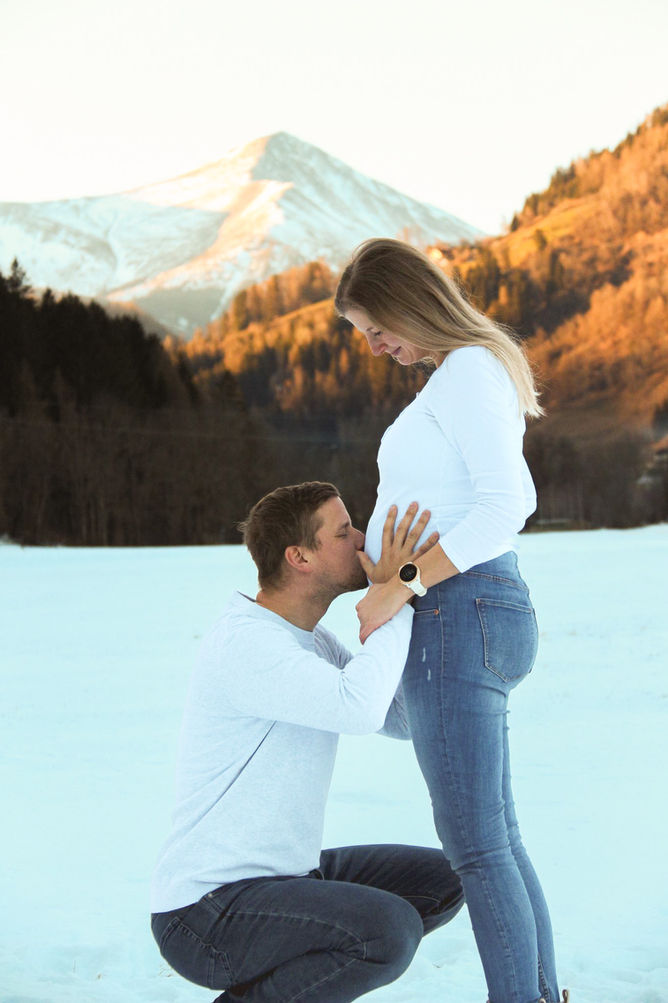 Paar beim Babybauchshooting im Bezirk Murau