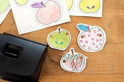 Mrs.BeAn-Basteln-Anleitung-Ausmalbild-fuer-Kinder-Apfel-Herbst-Stoffdesign-DIY-Bastelanlei