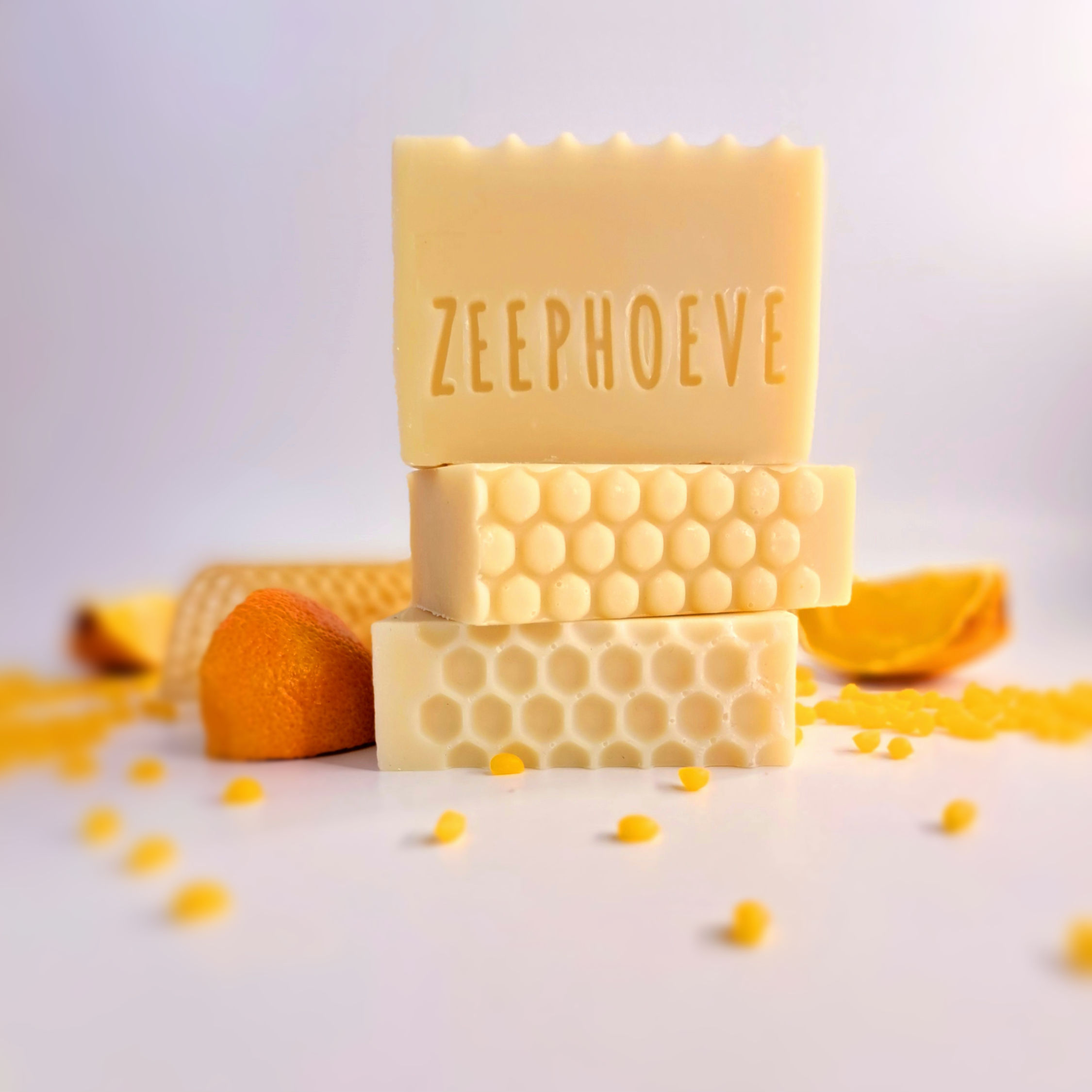 Vooraangezicht bijenwas en citrus honden shampoobar van de Zeephoeve