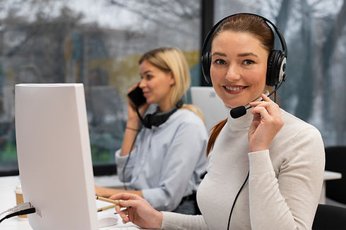 donna-che-lavora-un-call-center-che-parla-con-i-clienti-utilizzando-cuffie-e-microfono.jpg