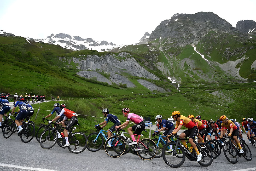 El pelotón asciende por la Col de la Croix de Fer - Foto: Getty Images