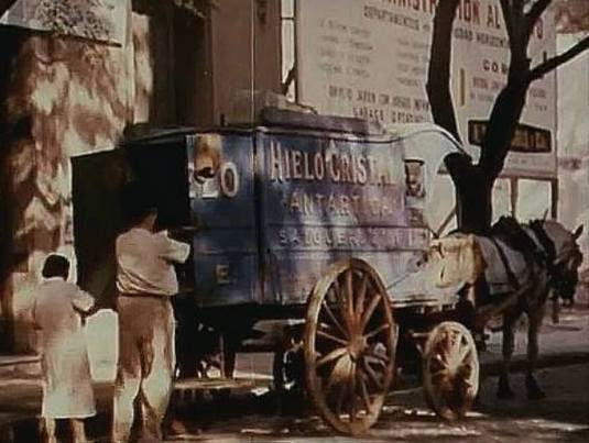 Reparto de hielo a domicilio en Buenos Aires a medidos del siglo XX. Fuente: https://www.facebook.com/buenosairesenelrecuerdo/photos/reparto-a-tracci%C3%B3n-a-sangre-de-barras-de-hielo-a-domicilio-en-los-veranos-porte%C3%B1/534947183693631/